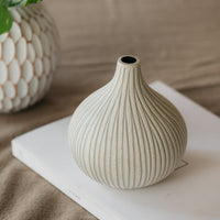 Vase en gourde blanche avec texture rainurée